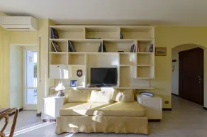 JOIVY Light Flat for 5 in the Heart of Bogliasco - Image 2