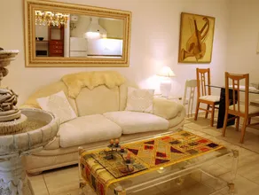 Flatguest Flat with Art - Image 5