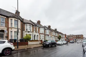 Stylish Manor Park Nest - AWX - Image 5