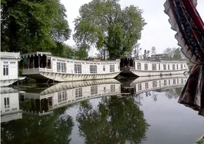 TIH Butt's Clermont Houseboats - Image 2