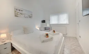 Wonderful Coastal Cottage with Garden - Image 2