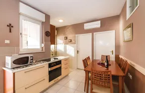 Nice Apartment in Novigrad With 4 Bedrooms - Image 3
