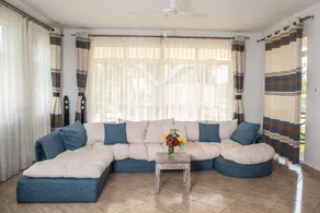 A Charming 3 bedroom House located just 2minute walk to the Beach. 🏡🏖️ - Image 2
