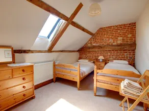 Traditional Holiday Home Near the Coast and Norfolk - Image 2