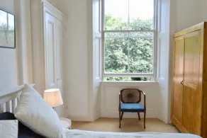 Bright 2 Bedroom Apartment - Image 2