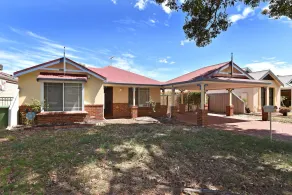 Redcliff Home Close to City & Airport - Image 3