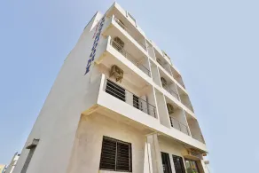 Hotel Vrajbhoomi by OYO Rooms - Image 4