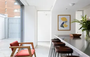 The Chelsea Walk - Modern & Bright 3bdr House With Rooftop & Parking - Image 3