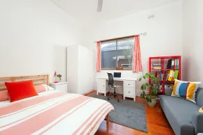 Sunny Family Beach House - Image 4