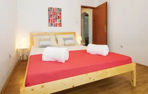 Amazing Apartment in Splitska With 3 Bedrooms and Wifi - Image 5