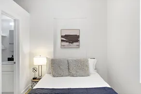Uptown Studio Apt Near Shops in Montrose - Image 2