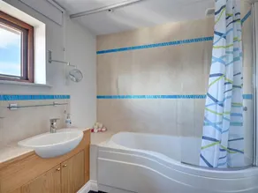 Comfortable, Bright Holiday Home With Private Garden in the South of Cornwall - Image 4