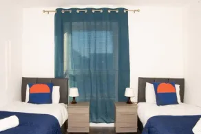 Beautiful 2 Bedroom Apartment! Ensuite! Lakeside - Image 2