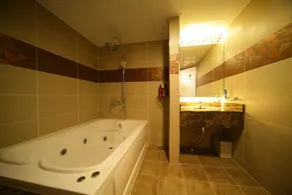 Lanuit Hotel - Image 2
