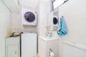 Stylish Apartment near Airport & Station - Image 5