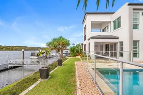 Riverview Luxury Retreat - Image 4