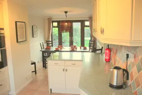 Peymans Apple Tree House Serviced Apartment - Image 4