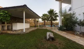 Fours Seasons Villa 7 - Image 4