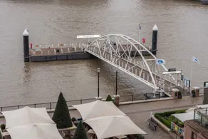 Stunning Flat Overlooking the Thames - Image 3
