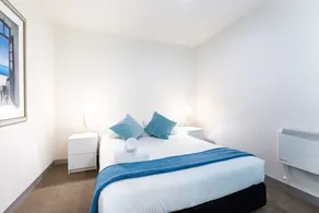Raphael, 2BDR Carlton Apartment - Image 3
