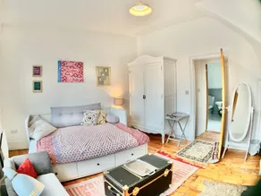 NEW Charming 1BD House With Patio in London - Image 2