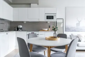 Spacious 1br with parking on the street - Image 4