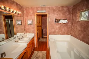 Gold Rush Lodge Retreat - Image 2