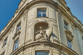 6 Rooms 1070 - Image 3