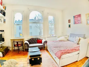 NEW Charming 1BD House With Patio in London - Image 3