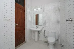 City Hotel by OYO Rooms - Image 5