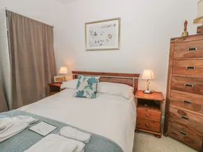 Host & Stay - The Beach - Image 3