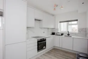 Designer 2 Bedroom Apartment in West London - Image 2