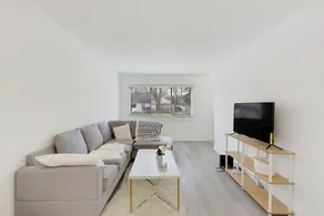 Beautiful Romantic 2 Bedroom House in the City Close to Restaurants and Bars 2 Home by Redawning - Image 3
