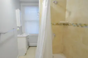 Modern2Bd Apartment - Image 5