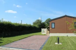 Luxurious Lodge 2 / 3 bed With Hot-tub. York 6 Mls - Image 3