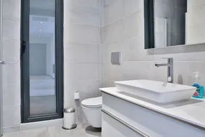 Important Group Villa Prestige - Image 2