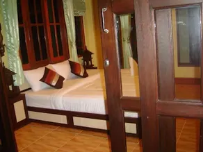 Hut Sun Bungalow - Image 4