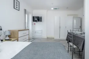 Remarkable 1-bed Studio in Dagenham - Image 2