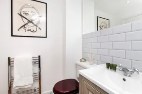 Spacious 2BR flat in Dalston - Image 5