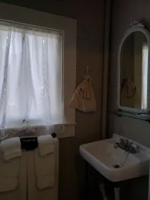 The Katy House Bed & Breakfast - Image 5