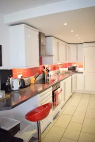 3 Bedroom Flat Near Whitechapel - Image 5
