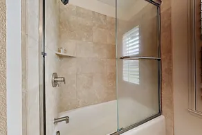 Bella Terra: Chef's Kitchen, Waterfall Pool & Spa 3 Bedroom Home - Image 3