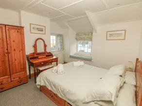 Fuchsia Cottage - Image 2