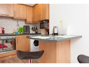 Connected & Convenient: Newly-renovated Flat for 2 - Image 2