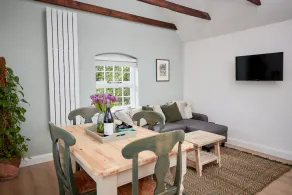 Lovely, Quiet and Stylish Cottage in Kemerton! - Image 4