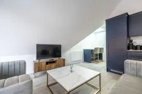 Impeccable 2-bed Apartment in Camberley - Image 2
