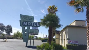 Town House Motel - Image 2