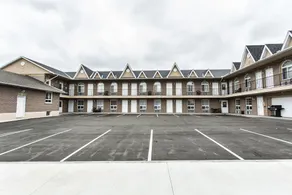 Grewals Inn & Suites - Image 4