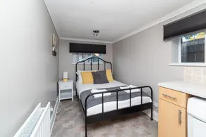 Gorgeous Modern 4 bedroom house - Free Parking and Netflix by WHA for Contractors, Relocation, Busin - Image 2