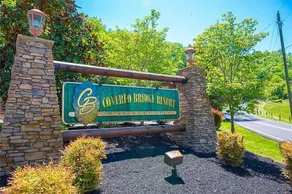 Misty Mountain Hideaway, 3 Bedrooms, Sleeps 10, Pool Access, WiFi - Image 4